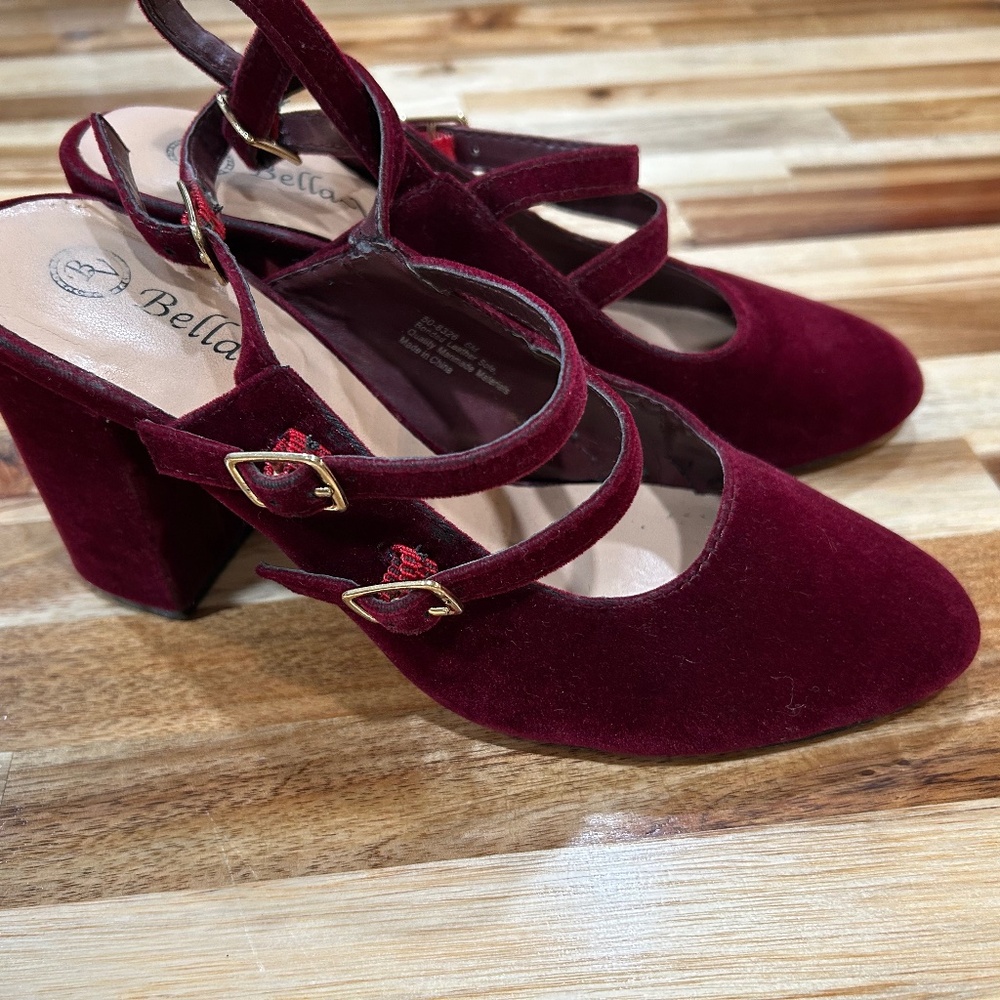 Bella Vita Red Velvet size 6